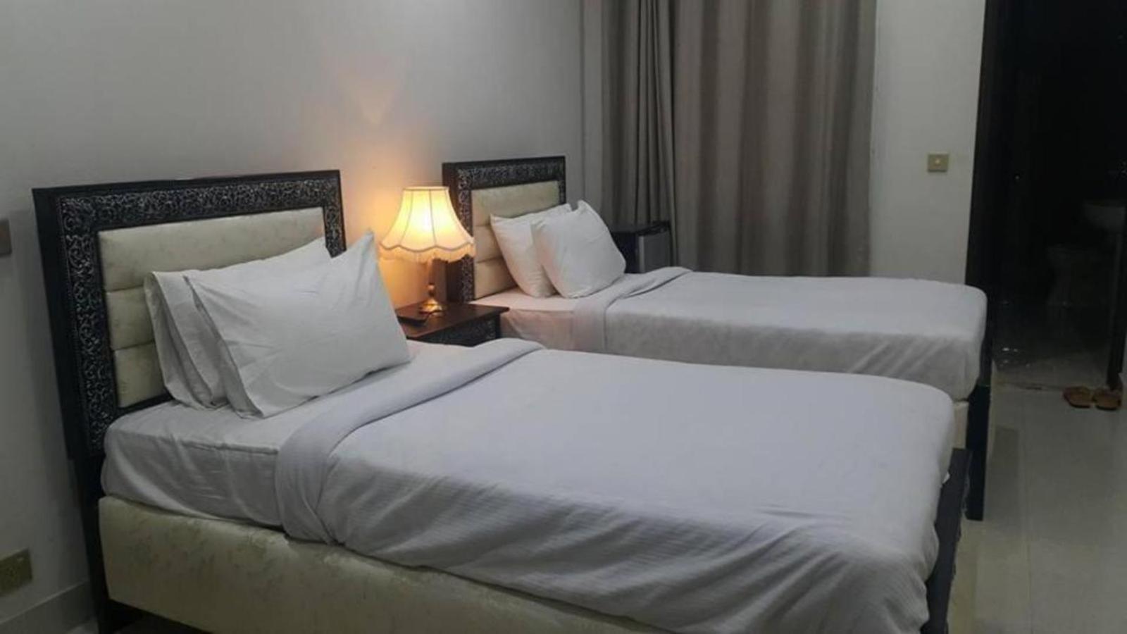 Hotel Day In Лахор Экстерьер фото